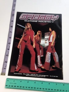 Mujeres en el baño vestidas en rojo foto Groggy ropa moda estampado anuncio 2001 - Imagen 1 de 1