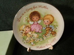 Avon Mother's Day Plate 1983 Love is Song for Mother Easel Box - Picture 1 of 2