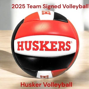 2025 NEBRASKA CORNHUSKERS FRAUEN TEAM SIGNIERT VOLLEYBALL AUTO DAMEN D BUSBOOM - Bild 1 von 2