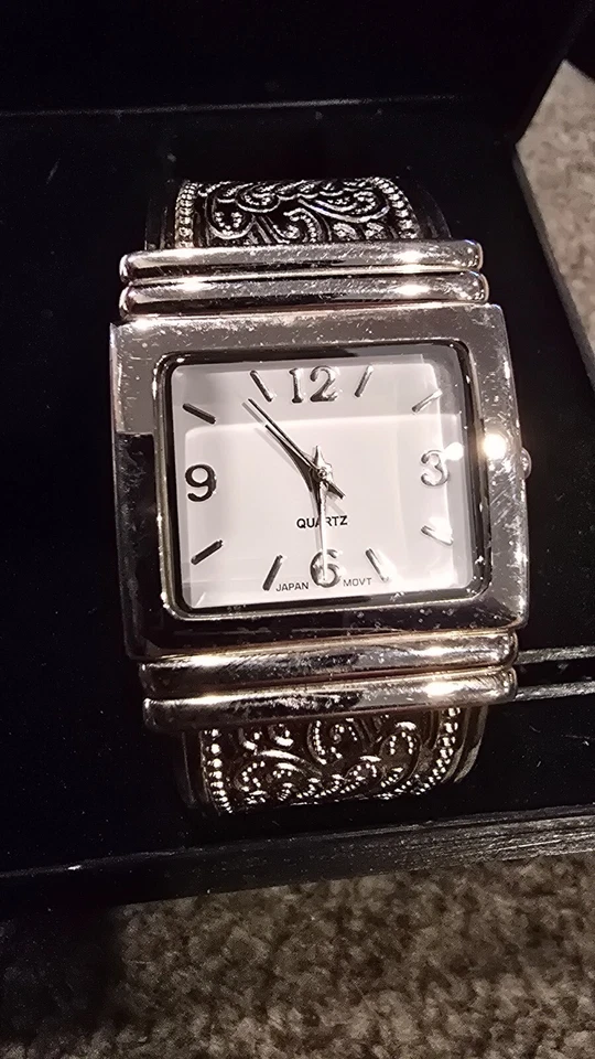 Reloj brazalete vintage de cuarzo plateado para mujer con parte posterior de acero inoxidable movimiento Japón Foto 1 de 1