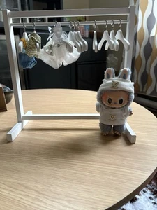 Estante de madera blanco para ropa/ropa Labubu y 10 perchas - Fácil montaje - Imagen 1 de 4
