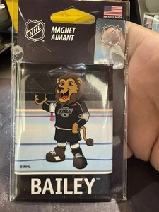 Los Angeles Kings BAILY DER LÖWE MASKOTTCHEN Metall Magnet 🧲 NHL LIZENZIERT - Bild 1 von 2