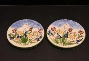 Mesa International Juego de dos posavasos redondos pintados a mano para casa de pájaros - Imagen 1 de 6
