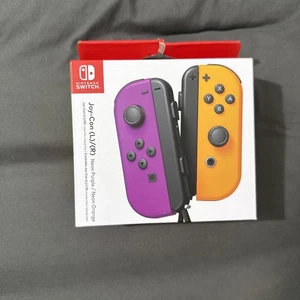 Joy-Con Nintendo Switch púrpura neón con correa para muñeca - Imagen 1 de 2