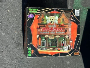 *Retired* 2015 Lemax Spooky Town Banshee's Boo-B-Traps in Box mit Adapter #55912 - Bild 1 von 1