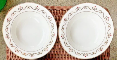 Pier 1 Holiday Scroll 2 cuencos de sopa pasta 8 5/8" rollos dorados puntos rojos sobre blanco Foto 1 de 2