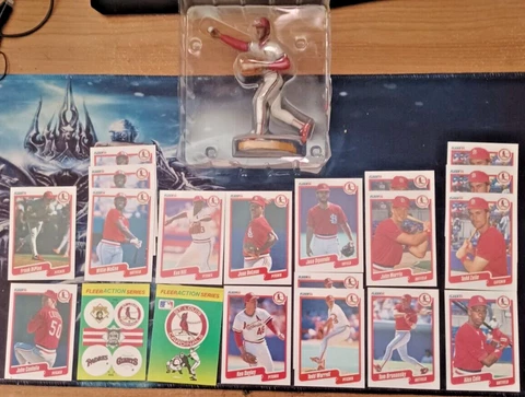 2002 Ozzie Smith Figure w/1990 Fleer St. Louis Cardinals Cards Cover