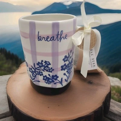 NOVO! Caneca Rae Dunn BREATHE listrada floral lavanda azul marinho chá café meditação - Imagem 1 de 4
