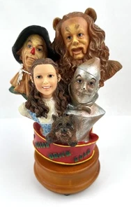 Il Mago di Oz Music Box da Collezione Dorothy Toto Leone Spaventapasseri Tin Man Leggi - Foto 1 di 21