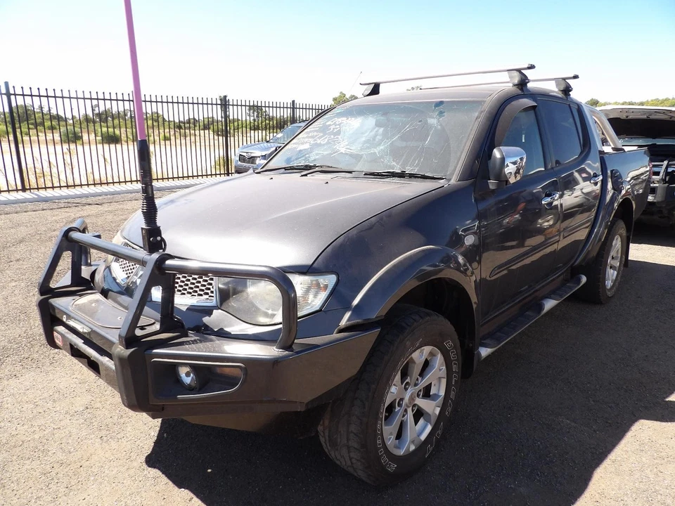 MITSUBISHI TRITON 10/1986-2025 UHF ANTENNA, - image 1 of 4