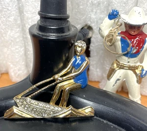 Vintage/Antik Schmuck ~ Anstecknadel "Wasserskifahrerin" ~ Unikat! Top! - Bild 1 von 3