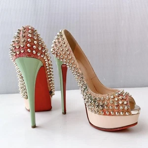 Christian Louboutin décolleté platform punta aperta suola rossa borchie oro 36,5 EU/US 6 - Foto 1 di 12