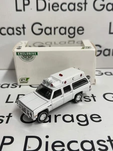 GREENLIGHT 1983 GMC Suburban K20 Ambulance 1:64 Diecast White - Picture 1 of 3