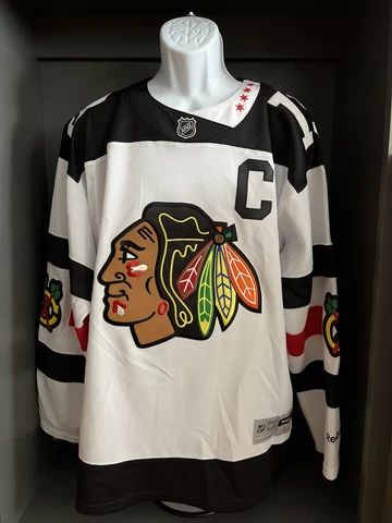 Jonathan Toews Stadium Series Jersey (2016)-Large Cover