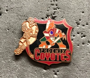 Phoenix Coyotes Shield with Player NHL Hockey Pin - Imagen 1 de 1