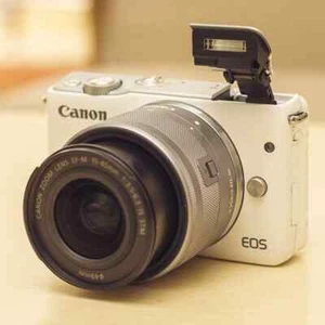 Canon EOS M10 Mirrorless Camera 18MP 15-45mm IS Lens Wi-Fi White 90%new - Picture 1 of 9