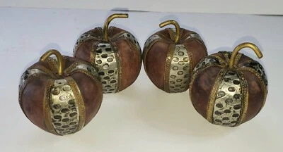 4 Rustic Wooden & Hammered Metal Apples Farmhouse Decor 5" x 2.5" Ornaments Foto 1 de 4