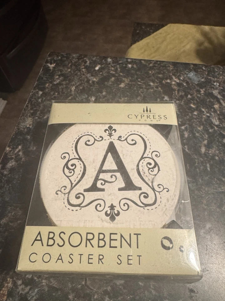 Juego de 4 posavasos de piedra absorbente para el hogar de ciprés con monograma "A" con carrito Foto 1 de 4