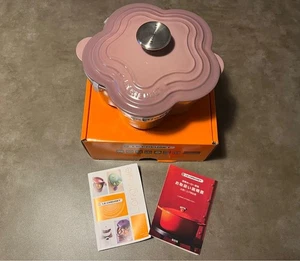 Le Creuset NIB Cocotte Fleur Flower 20cm 2L Mauve Pink Silver Knob Cast Iron  - Picture 1 of 5