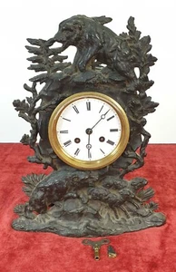 RELOJ DE ESTANTERÍA. CAJA CON MOTIVOS DE CAZA. METAL. F. BERNIEU. SIGLO XIX-XX. - Imagen 1 de 1