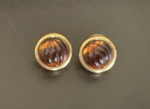 Pendientes perforados redondos Gripoix ámbar acanalado vintage tono dorado: Monet firmados - Imagen 1 de 5