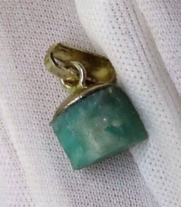 Hexágono esmeralda colombiana áspera, colgante de plata - Imagen 1 de 8