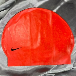 Nike Unisex Gorra de Natación OS Rojo Negro Silicona Sombrero Piscina Protección del Cabello Talla Única - Imagen 1 de 3