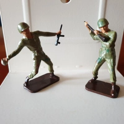 VINTAGE 2 SOLDATINI IN PLASTICA SENZA MARCHI 7 CM GIOCATI IN BUONO STATO - Immagine 1 di 2