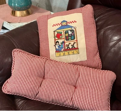 Waverly красный чек, продолговатый, подушка, и вышивка крестиком школьная подушка с красный ch - Изображение 1 из 3