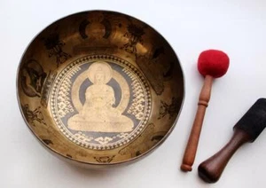 Shakyamuni Buddha & Eight Auspicious Symbol Carved Tibetan Singing Bowl - F Note - Imagen 1 de 4