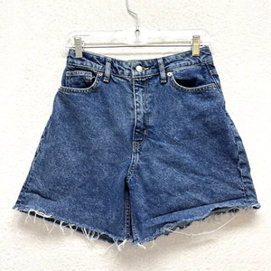 H&M Mom High Waist Shorts Women's Size 6 - Raw Hem Medium Wash - Picture 1 of 13