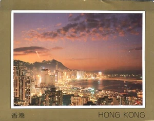 Luces brillantes de Hong Kong al atardecer Victoria Harbor postal vista aérea - Imagen 1 de 2