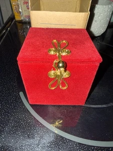 Strahlender Weihnachtsschmuck Rubinkugel mit rotem samtigem Etui - Bild 1 von 4