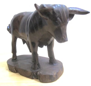 HANDGESCHNITZTER SPANISCHER KAMPFSTIER AUS HOLZ MONTIERT - Bild 1 von 3