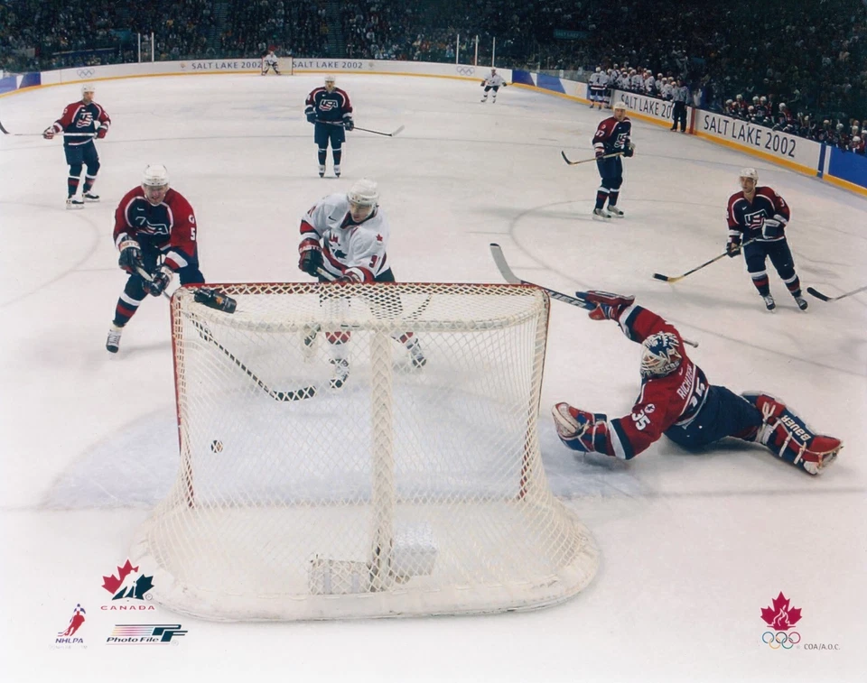 ARCHIVO DE FOTOS DE HOCKEY CON LICENCIA JOE SAKIC GOAL SIN FIRMAR 8X10 EQUIPO CANADÁ 2002 DORADO Foto 1 de 1
