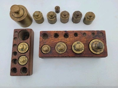 Anciens  poids Balance en laiton500, 200,  100, 50 Gr + boites - Photo 1/4