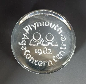 Plymouth Age Concern 1982 Glas Briefbeschwerer - Bild 1 von 5