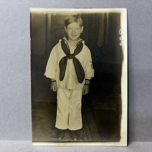 Foto encontrada de colección niño posando con su traje de marinero azul marino militar años 40 - Imagen 1 de 2