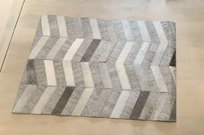 Alfombra de piel de becerro Surya Medora 2’x3’, MOD-1008, alfombra de pelo de becerro gris Chevron Foto 1 de 4