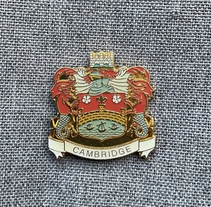 Broche insignia prendedor universitario escudo de armas de Cambridge City - Imagen 1 de 2
