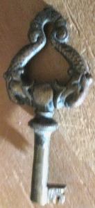 ANTIGUA LLAVE ESQUELETO DOBLE DELFINES LATÓN BARRIL ABIERTO, 2 1/4"x1 1/16", USADA - Imagen 1 de 3