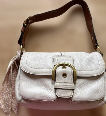 Bolso de hombro COACH Soho 11842 cuero blanco con solapa bufanda acento herrajes dorados Foto 1 de 4