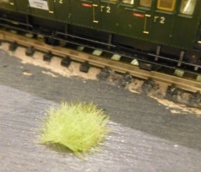 36 selbstklebende hellgrüne Grasbüschel, gras spots, ca. 16 mm Durchmesser  - Bild 1 von 4