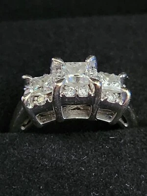 Anillo de compromiso de diamantes talla princesa Kay Jewelers de 1 quilate; 3 piedras; 14 k en peso talla 6,75 Foto 1 de 4