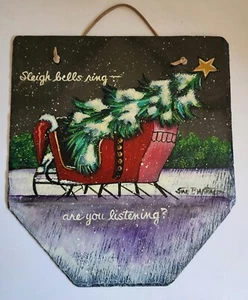 Pizarra PINTADA A MANO ~ Anillo Campanas Trineo... Firmado Navidad Colgante de Pared 13"x12" - Imagen 1 de 5