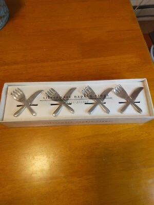 Pier 1 Imports cubiertos servilleteros anillos tenedor y cuchillo chapados en plata 4 piezas. Artículos de mesa Foto 1 de 4