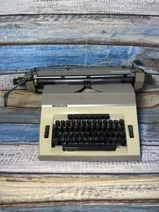 Máquina de escribir Triumph Matura 490 vintage repuesto y reparación *Leer - Imagen 1 de 13