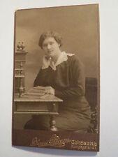 Göteborg - sitzende Frau im Kleid - Bücher - Portrait / CDV Schweden