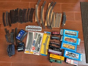 Vintage TYCO Train Set HO Scale Trains, Tracks Many Pieces - Picture 1 of 5