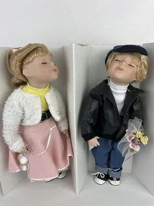 Johnny and Suzy Geppeddo Kissing Dolls 50’s Style Matching Outfits - Picture 1 of 10